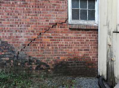 Демонтаж кирпичных стен – грубая работа, требующая аккуратности