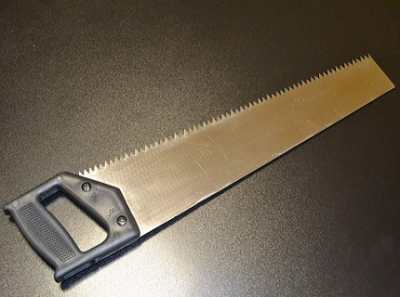 Пиление столярной ножовкой: пример узкоспециализированного инструмента
