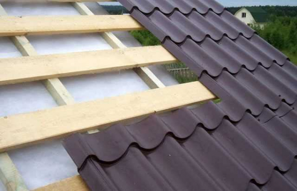 Как правильно и качественно укладывать металлочерепицу на крышу — пошаговая инструкция с фото и видео