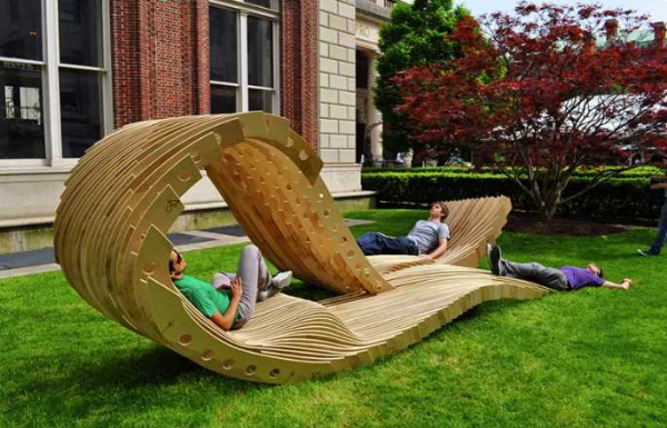 Почему садовые скамейки — идеальное решение для комфортного времяпровождения на открытом воздухе