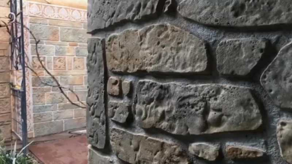 Облицовка цоколя частного дома под камень: инструкция по изготовлению из цемента и прочих материалов