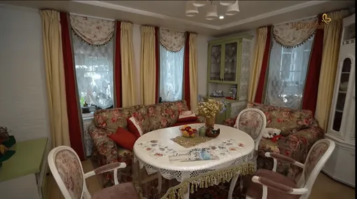 Двухэтажный дом, берёзки и большая теплица: как выглядит дача Анастасии Макеевой в Подмосковье