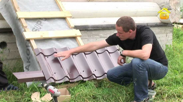 Как правильно и качественно укладывать металлочерепицу на крышу — пошаговая инструкция с фото и видео