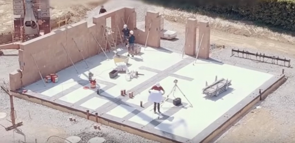 Как приподнять бетонную плиту и быстро построить кирпичный дом