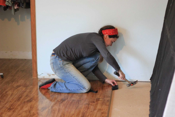 Пошаговая инструкция: как стелить ламинат на бетонный пол своими руками